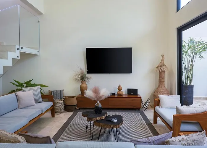 Spectacular 4br Style With Concierge And Secluded Pool